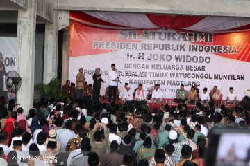 Presiden Jokowi kaget karena dipanggil kiai oleh seorang warga