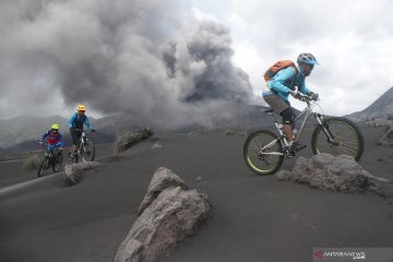 Erupsi Bromo tak pengaruhi wisatawan