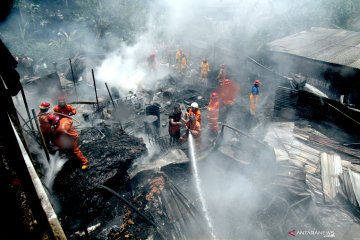 Kebakaran gudang penyimpanan plastik