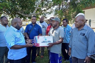 Bupati Mamteng beri bantuan untuk korban banjir Sentani