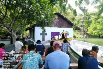 Gereja terendam banjir, jemaat Kampung Putali ibadah di atas perahu