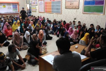 Warga Gorontalo Utara antusias jadi pelipat surat suara Pemilu 2019