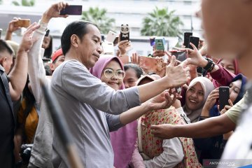 Tiba di stasiun Bundaran HI, Jokowi disambut ribuan warga