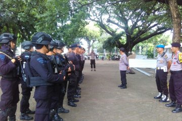 Masyarakat padati depan Istana jelang Jokowi resmikan MRT