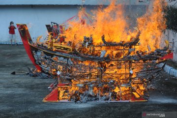 Ritual bakar replika kapal