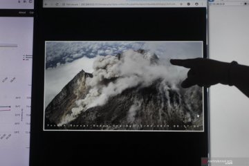 Dua awan panas guguran meluncur dari Gunung Merapi Senin pagi