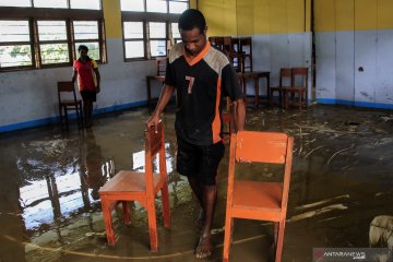 Bersihkan sekolah pascabanjir bandang
