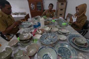 Perbaikan koleksi keramik museum