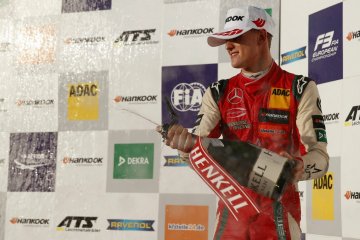 Mick Schumacher akan tes mobil Ferrari dan Alfa Romeo di Bahrain