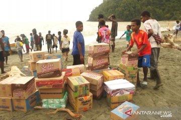 Korban banjir Distrik Ravenirara mendapat bantuan Dinkes Papua-UP2KP