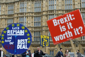 Pengunjuk rasa Pro-Brexit dan anti-Brexit beraksi di luar Gedung Parlemen Inggris
