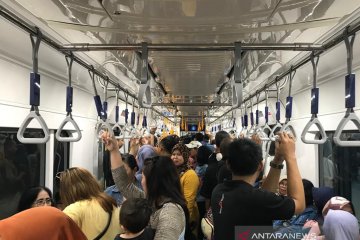 Setelah resmi beroperasi, penumpang MRT pun tertib