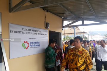 Airlangga tinjau rumah produksi dan Ammdes pascalikuefaksi Sigi