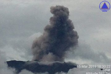 Gunung Agung kembali erupsi