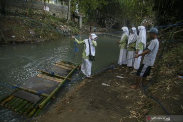 Jembatan ke sekolah putus akibat banjir