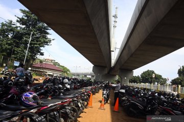 Lahan parkir di sekitar stasiun MRT