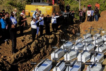 Pemakaman massal korban banjir bandang Sentani