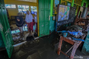 Sekolah terendam banjir