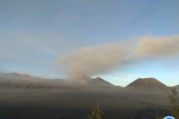 PVMBG: PPGA Bromo diguyur abu vulkanik dan tercium bau belerang