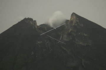 Dua awan panas guguran meluncur dari Gunung Merapi Jumat pagi