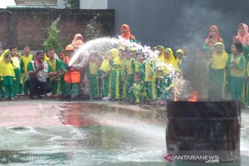 Simulasi tanggap bencana diperkenalkan pada siswa kelompok bermain