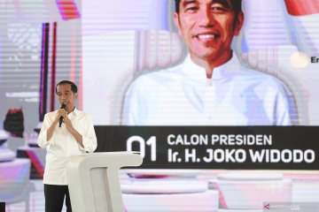 Jokowi makan siang bersama keluarga di restoran Padang jelang debat