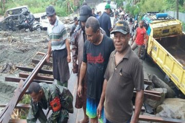 Babinsa-warga gotong royong bangun jembatan di Sentani pascabanjir