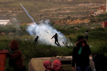 Guru-murid Palestina sesak nafas akibat gas air mata tentara Israel