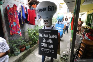 Aksi pekerja hotel sambut "Earth Hour"