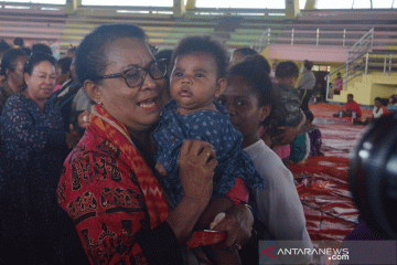 Menteri Yohana hibur anak-anak pengungsi banjir Sentani