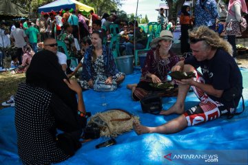 Wisatawan asing santap "kuah beulangong" di Sabang