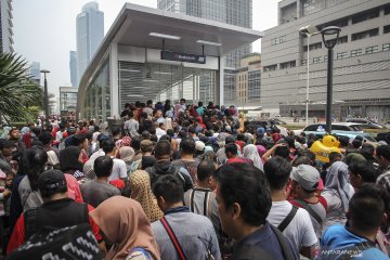 Hari terakhir MRT gratis, warga padati stasiun Bundaran HI