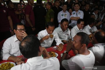 Jokowi ngopi bareng milenial Manado