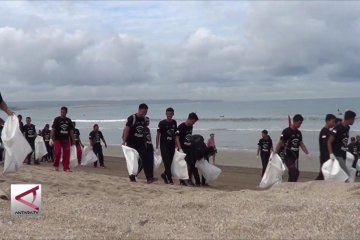 Aksi pungut sampah di pantai Kuta tandai Earth Hour