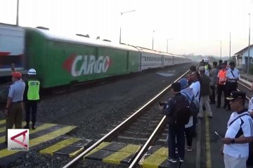 Enam perjalanan kereta singgah di Stasiun Batang