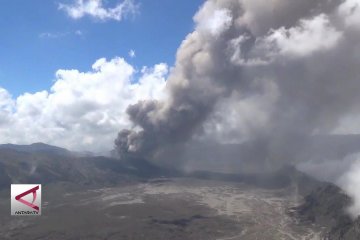 Hujan abu Bromo landa 3 desa di Lumajang