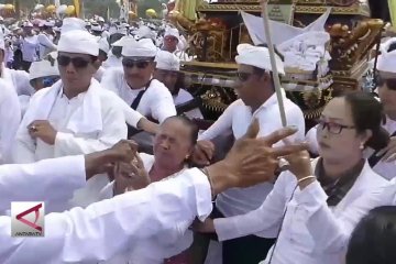 Jelang nyepi ribuan orang gelar prosesi Melasti