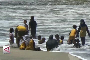 Menikmati indahnya ombak dan karang Pantai Ungapan