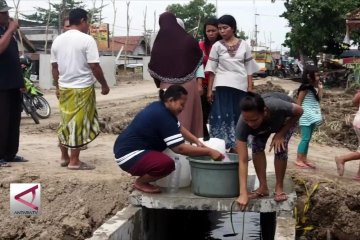 PDAM mati, warga Surabaya pakai air selokan