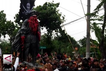 Orang asing nikmati Ogoh-ogoh di Surabaya