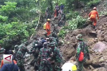Dua wisatawan asing korban longsor berhasil di evakuasi