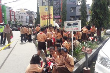 Anak sekolah-kader partai padati lokasi kunjungan Jokowi