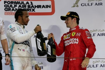 Hamilton juarai GP Bahrain setelah Leclerc alami kendala mesin