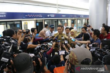 Anies naik MRT Ratangga hari pertama pemberlakuan tarif komersial