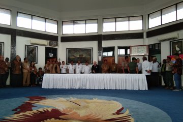 Pejabat-tokoh Papua tunggu kedatangan Presiden di bandara Sentani