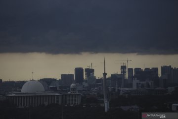 Sebagian Jakarta berpotensi hujan petir pada Minggu siang dan sore