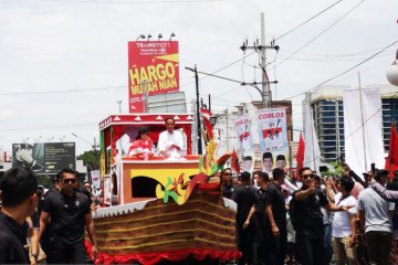 Jokowi diarak di atas mobil hias berbentuk kapal Sriwijaya