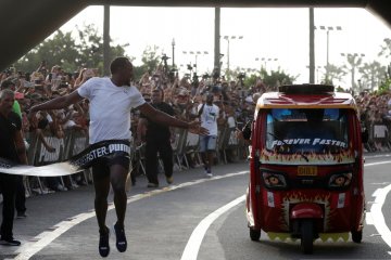 Usain Bolt lomba lari melawan kendaraan umum di Peru