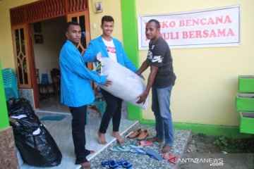 Mahasiswa Manokwari sumbang pakaian dan dana untuk pengungsi banjir