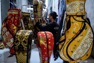 Kerajinan tas golf motif batik